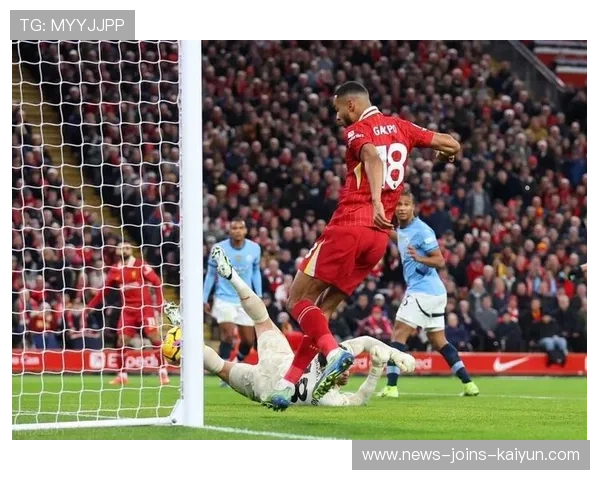 曼联全力备战热刺，锋线火力全开，目标四强